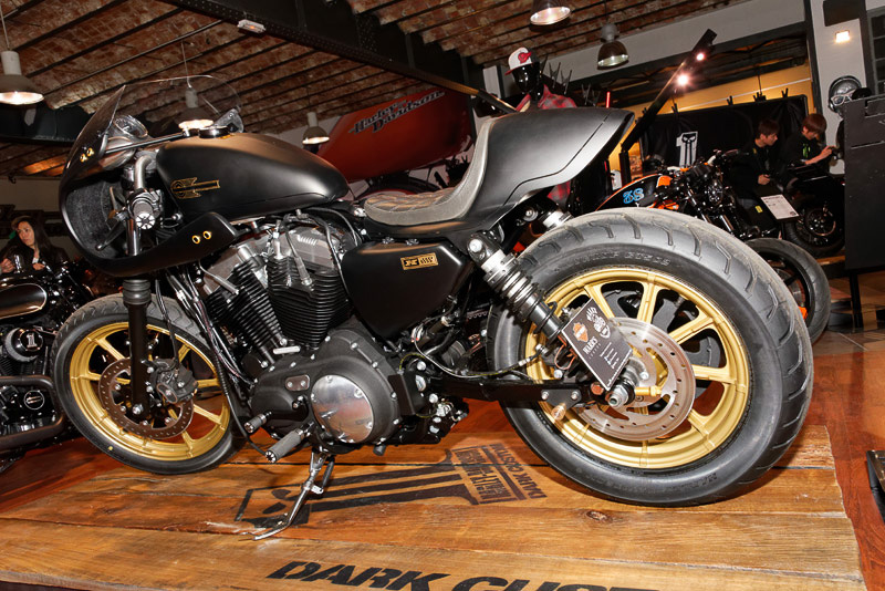 70年代のカフェレーサーを意識したという英国ディーラーの作品