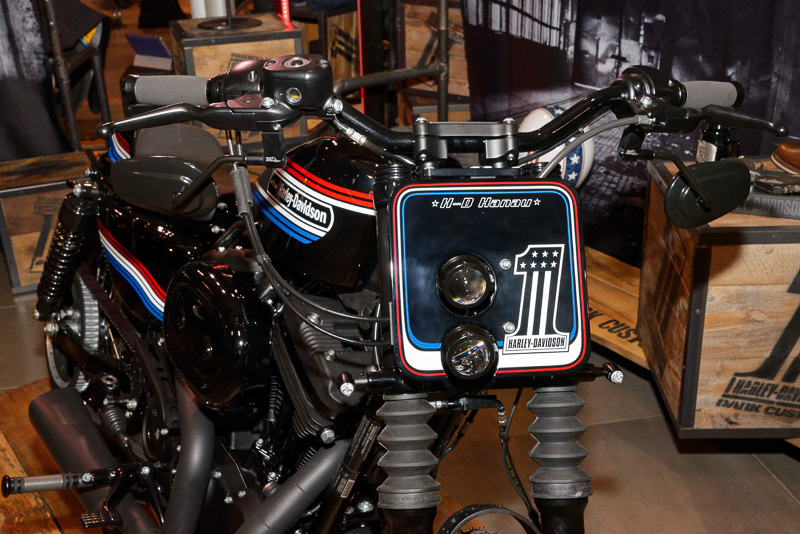 フラットバーに脚の長いサスペンションを組み合わせるなどして“イカしたトラッカー”風に仕上げたという作品