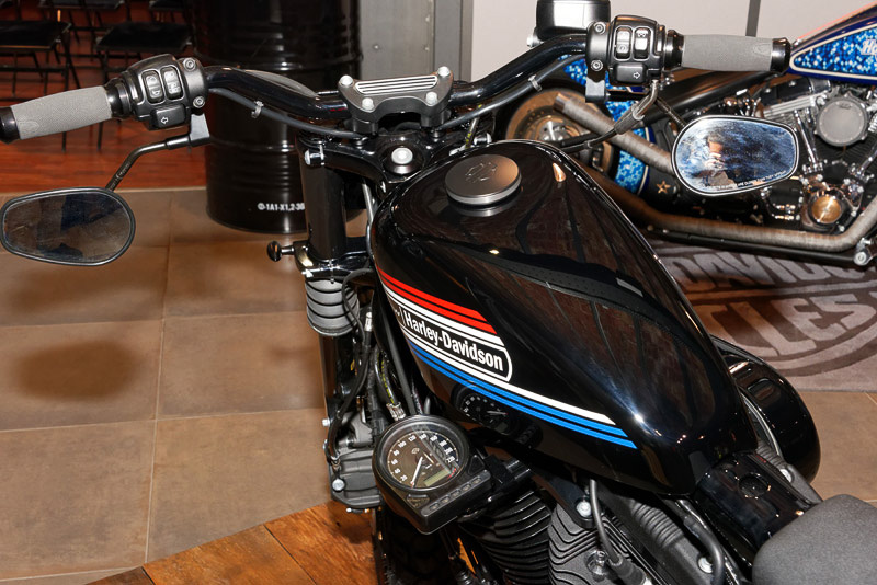 フラットバーに脚の長いサスペンションを組み合わせるなどして“イカしたトラッカー”風に仕上げたという作品