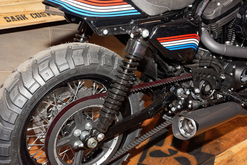 フラットバーに脚の長いサスペンションを組み合わせるなどして“イカしたトラッカー”風に仕上げたという作品