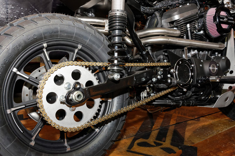 自分たちで各部のパーツを1から作り上げたという、まさしくアイアンな雰囲気を漂わせる作品