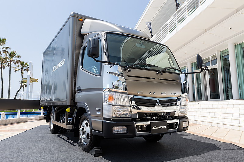 装備や外観デザインの差別化を図った上級仕様（オプション）の「キャンター CUSTOM」