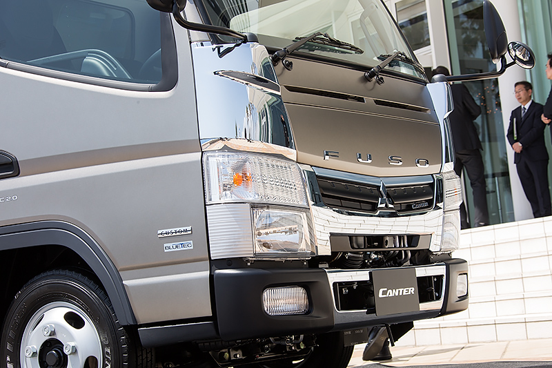 メッキタイプのフロントグリルやバンパー、コーナーパネルを装備