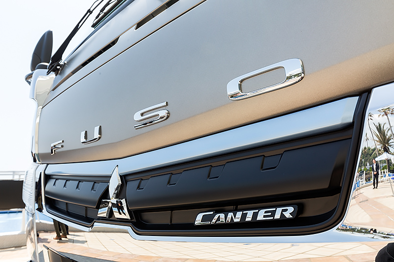 グリル上部のブルーライン「エコブルー」は2016年モデル共通の変更点