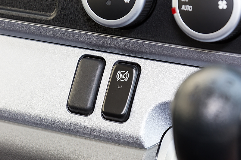 ヒルスタートアシストは通常ONで、OFFにするためのスイッチを備える