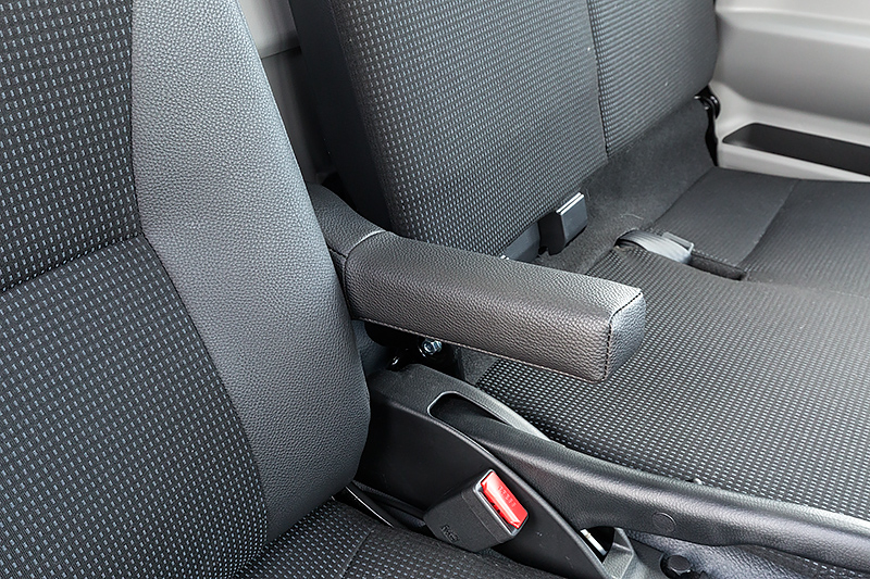 アームレストも装備される