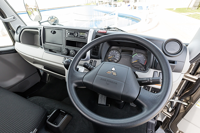 標準キャブのインパネ。助手席前方のグローブボックスにフタがないのは、ヘルメットの収納スペースとして使えるようにとのこと