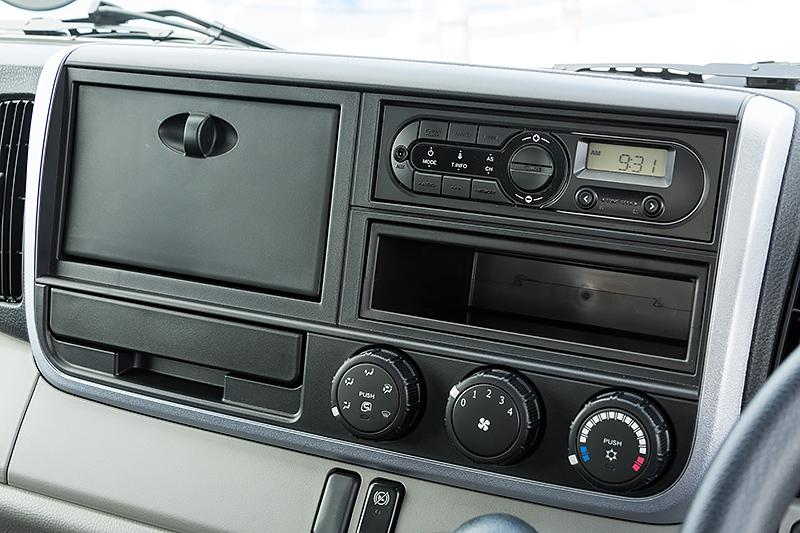 インパネ中央部。デジタル時計付自動選局AM／FMラジオを標準装備