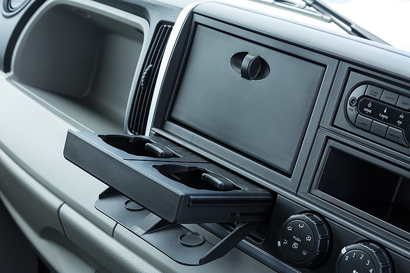 格納タイプのカップホルダー