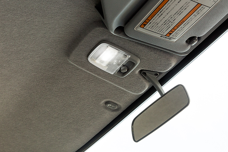 ルームランプはLED式を採用