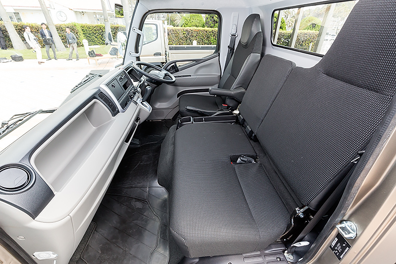 ワイドキャブは助手席側が広い