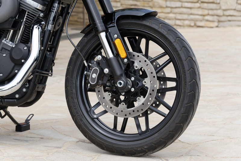 フロントホイールは19インチ。スポークが左右方向から互い違いにクロスする斬新なデザイン