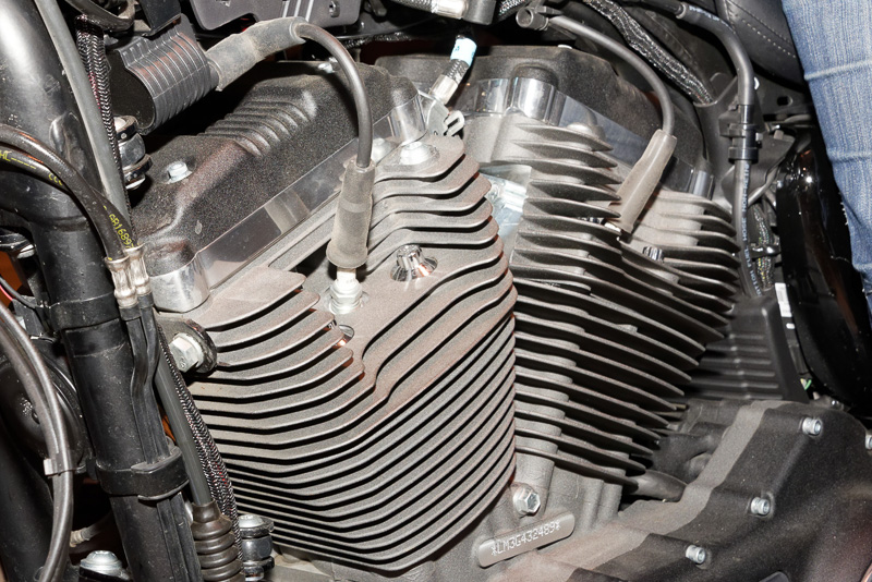 空冷のため多数のフィンが設けられているエンジン