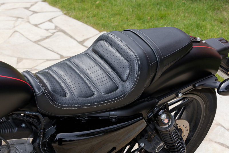 タンデム一体型のシート。段付きのため、ライディングポジションはある程度制限される