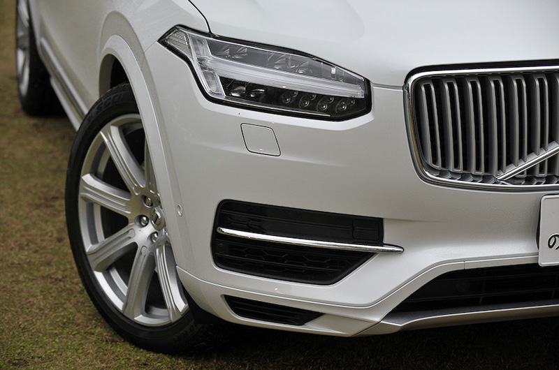 T8 Twin Engine AWD Inscriptionのボディサイズは4950×1960×1760mm（全長×全幅×全高。エアサス装着車の全高は1760mm）、車両重量2320kg