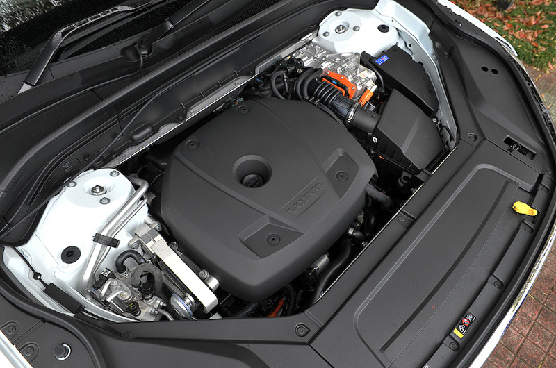 T8 Twin Engine AWD Inscriptionは直列4気筒 2.0リッター直噴ガソリンターボエンジン（スーパーチャージャー付）と、前後輪に電気モーターを搭載。エンジンの最高出力は235kW（320PS）/5700rpm、最大トルクは400Nm（40.8kgm）/2200-5400rpmで、システム全体で407PS/640Nm（欧州参考値）の出力を発生する。ハイブリッド燃料消費率は15.3km/L（JC08モード）。電気モーターのみで35.4kmのEV走行が可能になっている