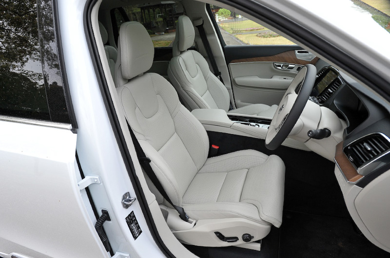 3列シート/7人乗車が可能なT8 Twin Engine AWD Inscriptionのインテリア