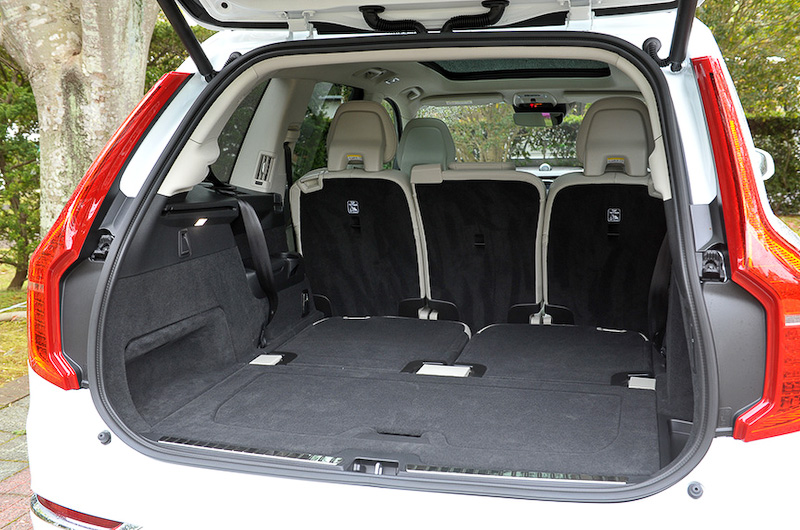 3列シート/7人乗車が可能なT8 Twin Engine AWD Inscriptionのインテリア