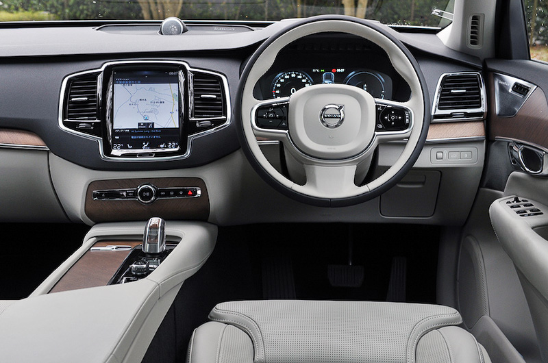 3列シート/7人乗車が可能なT8 Twin Engine AWD Inscriptionのインテリア