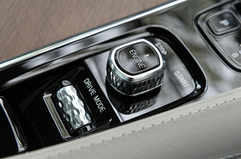 3列シート/7人乗車が可能なT8 Twin Engine AWD Inscriptionのインテリア