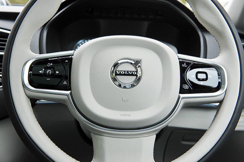 3列シート/7人乗車が可能なT8 Twin Engine AWD Inscriptionのインテリア