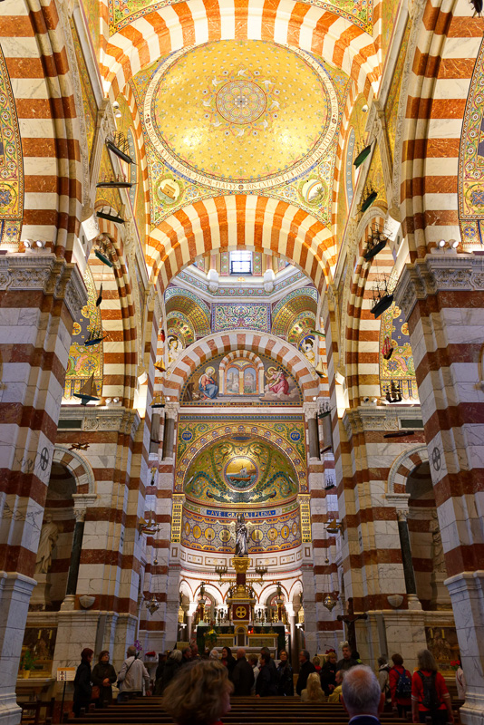 マルセイユで最も有名な建物と言えばノートルダム・ド・ラ・ガルド寺院だろう