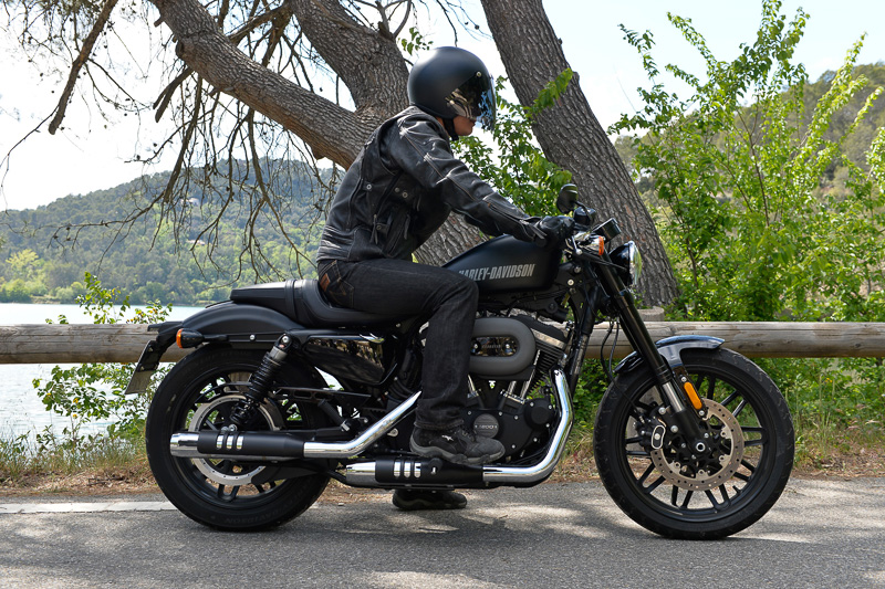 足つきとポジションのチェック。ちなみに筆者の身長は177cm