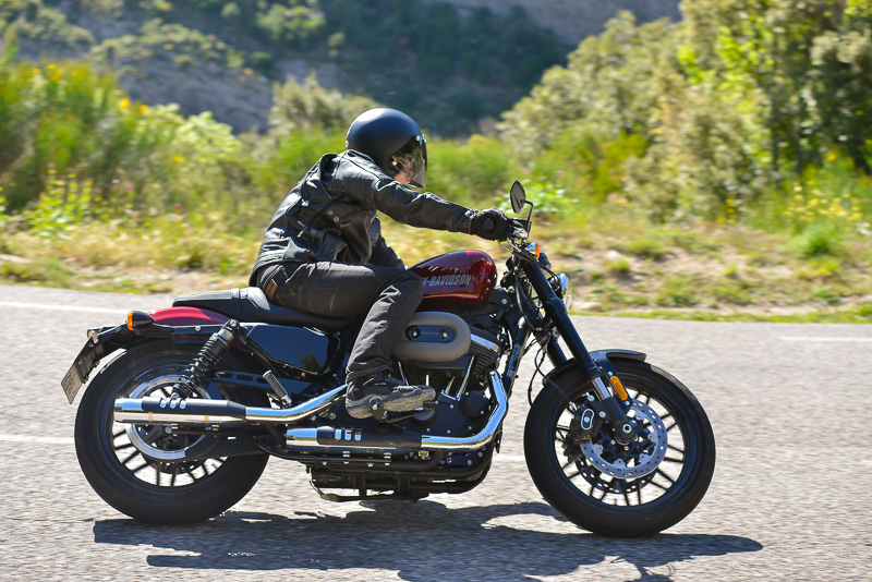 段付きシートは前後のポジションの自由度は少ないが踏ん張りやすい