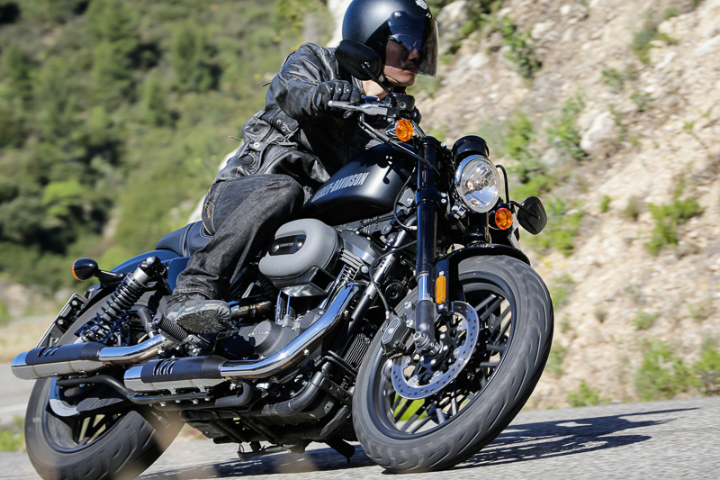 ミッドコントロールのステップは違和感はないものの、停車時にスネをぶつけやすいことに注意