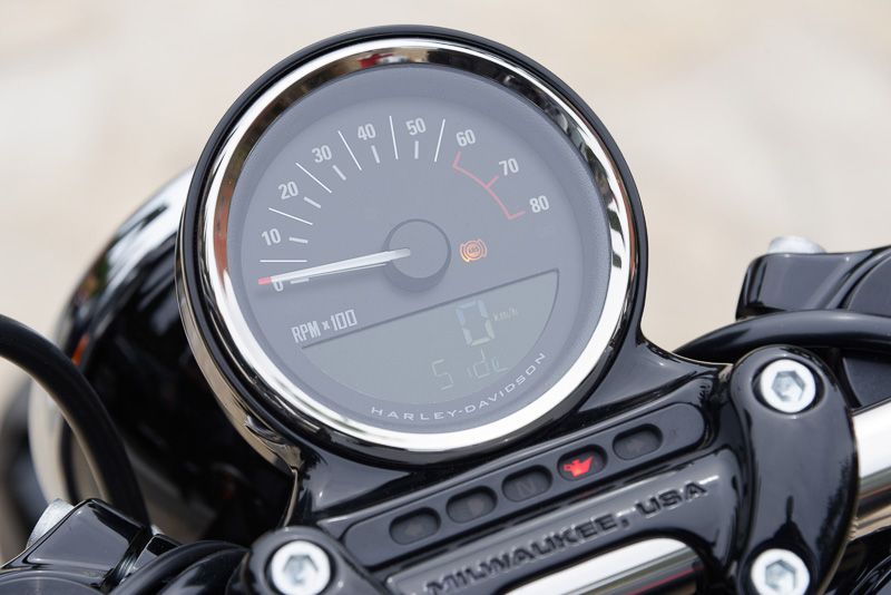 レッドゾーンは6000rpmから。2000rpm以下は振動が大きく、常用に適した範囲は意外に狭い