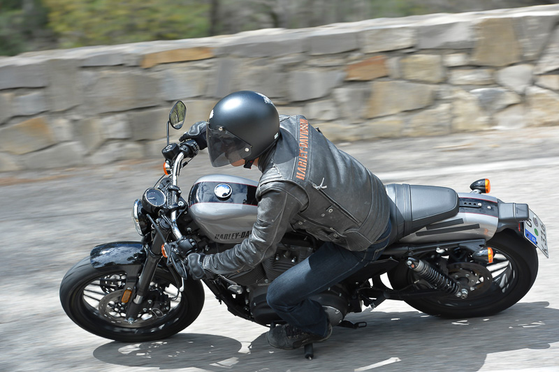 ワインディングはもちろんのこと、ラウンドアバウトの交差点でもステップは接地しやすい