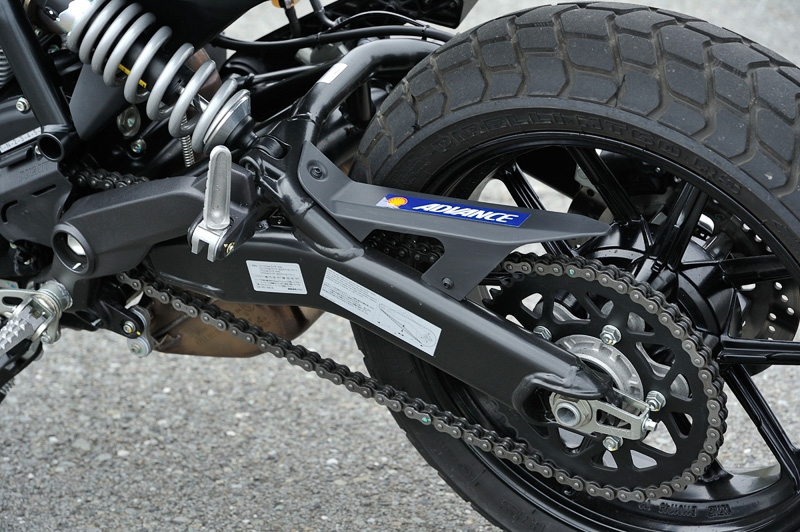 スチールチューブスイングアームのリアサスペンションはカヤバ製リアショックを組み合わせる。フロントサスペンションはショーワ製41mm径正立フォークを採用