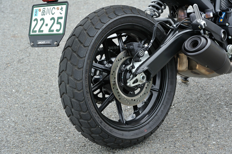 リアホイールは17インチ、フロントホイールは18インチ