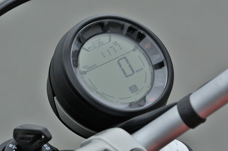 スピードメーター等の情報を表示する液晶ディスプレイ