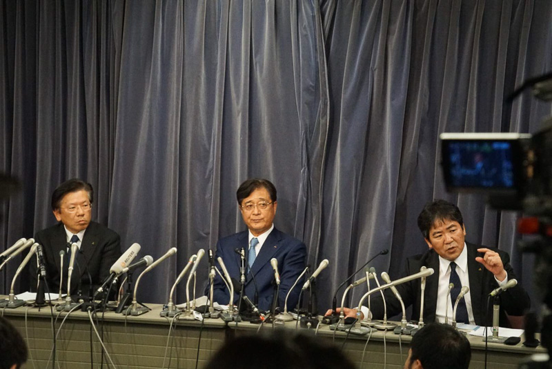 三菱自動車工業が国土交通省で記者会見。写真左から取締役社長兼COOの相川哲郎氏、取締役会長兼CEOの益子修氏、執行役員 開発本部長 横幕康次氏