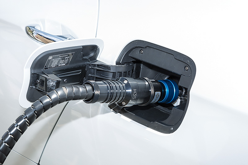 試乗会会場のホンダ和光本社ビルに設置された「スマート水素ステーション（SHS）」。SHSは圧縮機を使用せずに製造圧力40MPaの水素を24時間で最大1.5kg製造でき、製造した水素は約19kg貯蔵することが可能。要機器を7m<sup class="">2</sup>程度に収まるサイズでユニット化する