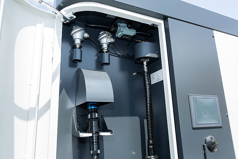 試乗会会場のホンダ和光本社ビルに設置された「スマート水素ステーション（SHS）」。SHSは圧縮機を使用せずに製造圧力40MPaの水素を24時間で最大1.5kg製造でき、製造した水素は約19kg貯蔵することが可能。要機器を7m<sup class="">2</sup>程度に収まるサイズでユニット化する