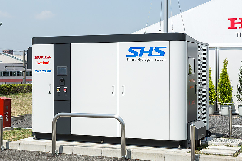 試乗会会場のホンダ和光本社ビルに設置された「スマート水素ステーション（SHS）」。SHSは圧縮機を使用せずに製造圧力40MPaの水素を24時間で最大1.5kg製造でき、製造した水素は約19kg貯蔵することが可能。要機器を7m<sup class="">2</sup>程度に収まるサイズでユニット化する
