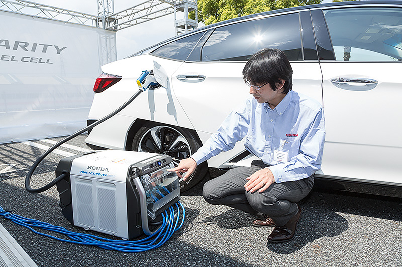 こちらはクラリティ フューエル セルと同時に発売された可搬型外部給電器「Power Exporter 9000」（118万円）のデモ。出力端子として100V端子6個、200V端子1個を設定し、定格出力は9.0kVA。クラリティ フューエル セルと接続することで、一般家庭のおよそ7日分の電力を供給することができる。サイズは755×387×438mm（全長×全幅×全高）で、重量は50.8kgある