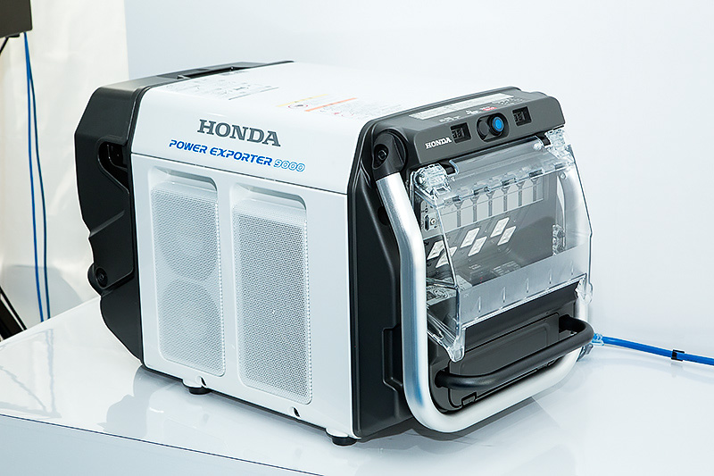 こちらはクラリティ フューエル セルと同時に発売された可搬型外部給電器「Power Exporter 9000」（118万円）のデモ。出力端子として100V端子6個、200V端子1個を設定し、定格出力は9.0kVA。クラリティ フューエル セルと接続することで、一般家庭のおよそ7日分の電力を供給することができる。サイズは755×387×438mm（全長×全幅×全高）で、重量は50.8kgある