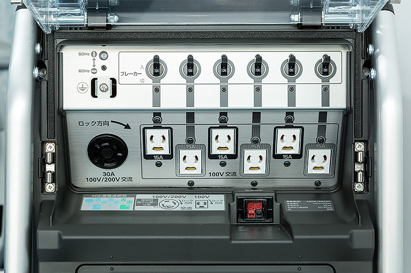 こちらはクラリティ フューエル セルと同時に発売された可搬型外部給電器「Power Exporter 9000」（118万円）のデモ。出力端子として100V端子6個、200V端子1個を設定し、定格出力は9.0kVA。クラリティ フューエル セルと接続することで、一般家庭のおよそ7日分の電力を供給することができる。サイズは755×387×438mm（全長×全幅×全高）で、重量は50.8kgある