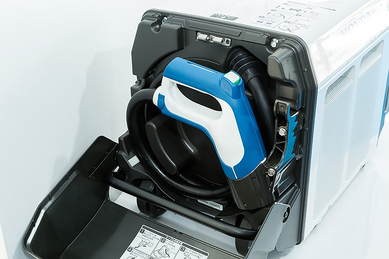 こちらはクラリティ フューエル セルと同時に発売された可搬型外部給電器「Power Exporter 9000」（118万円）のデモ。出力端子として100V端子6個、200V端子1個を設定し、定格出力は9.0kVA。クラリティ フューエル セルと接続することで、一般家庭のおよそ7日分の電力を供給することができる。サイズは755×387×438mm（全長×全幅×全高）で、重量は50.8kgある