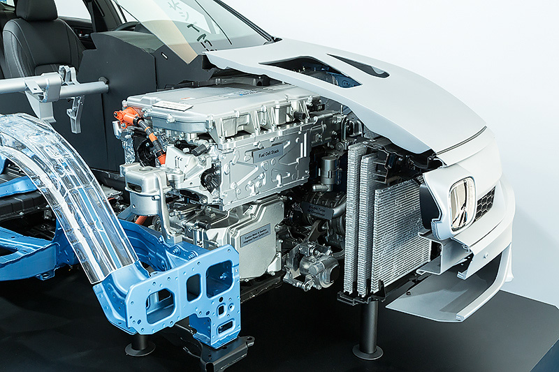 試乗会会場に展示されたクラリティ フューエル セルのカットモデル。ボンネットフード下にパワーコントロールユニット、FCスタック、FC昇圧コンバーターを設置。また、フロントシート下にリチウムイオンバッテリー配置したほか、トランク側に117L、リアシート下に24Lの容量を持つ水素タンクを搭載する。ボディフレームとサブフレームを組み合わせたストレート構造の新骨格プラットフォームは、強固なキャビンの実現とともにバッテリーや水素タンクを保護するための役割も持つ