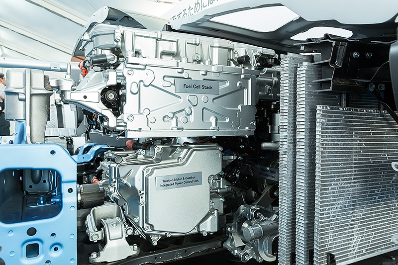 試乗会会場に展示されたクラリティ フューエル セルのカットモデル。ボンネットフード下にパワーコントロールユニット、FCスタック、FC昇圧コンバーターを設置。また、フロントシート下にリチウムイオンバッテリー配置したほか、トランク側に117L、リアシート下に24Lの容量を持つ水素タンクを搭載する。ボディフレームとサブフレームを組み合わせたストレート構造の新骨格プラットフォームは、強固なキャビンの実現とともにバッテリーや水素タンクを保護するための役割も持つ