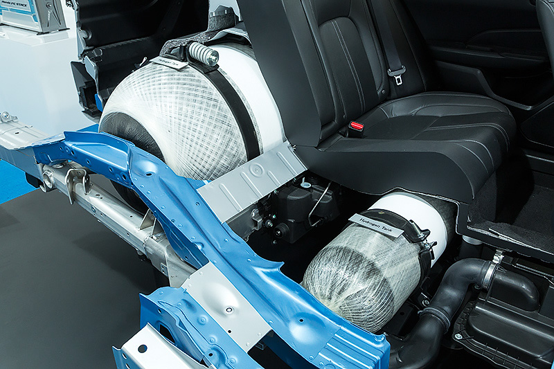 試乗会会場に展示されたクラリティ フューエル セルのカットモデル。ボンネットフード下にパワーコントロールユニット、FCスタック、FC昇圧コンバーターを設置。また、フロントシート下にリチウムイオンバッテリー配置したほか、トランク側に117L、リアシート下に24Lの容量を持つ水素タンクを搭載する。ボディフレームとサブフレームを組み合わせたストレート構造の新骨格プラットフォームは、強固なキャビンの実現とともにバッテリーや水素タンクを保護するための役割も持つ