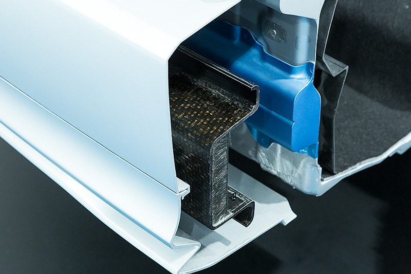 試乗会会場に展示されたクラリティ フューエル セルのカットモデル。ボンネットフード下にパワーコントロールユニット、FCスタック、FC昇圧コンバーターを設置。また、フロントシート下にリチウムイオンバッテリー配置したほか、トランク側に117L、リアシート下に24Lの容量を持つ水素タンクを搭載する。ボディフレームとサブフレームを組み合わせたストレート構造の新骨格プラットフォームは、強固なキャビンの実現とともにバッテリーや水素タンクを保護するための役割も持つ