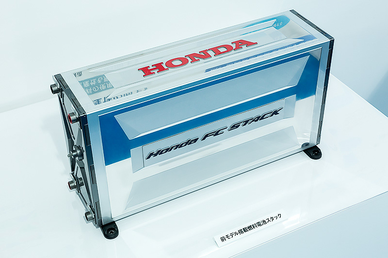 左がクラリティ フューエル セルの燃料電池スタック、右がFCXクラリティの燃料電池スタック。FCXクラリティのものから33％小型化されている