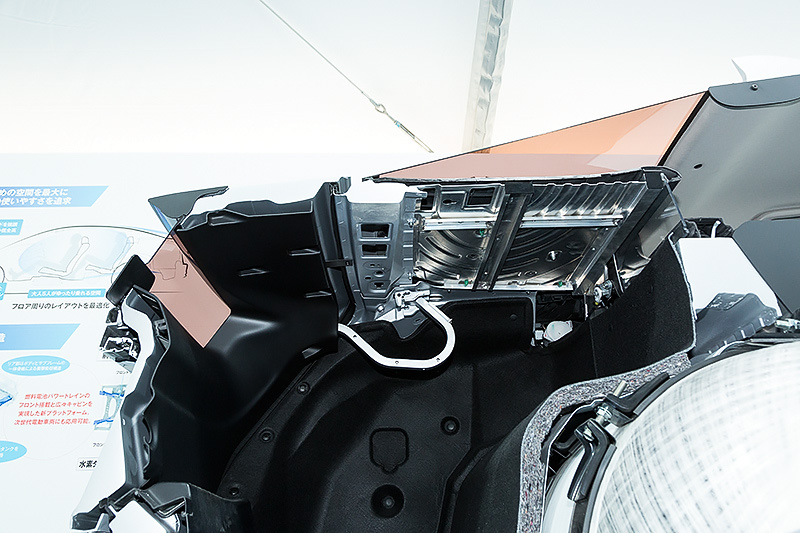 試乗会会場に展示されたクラリティ フューエル セルのカットモデル。ボンネットフード下にパワーコントロールユニット、FCスタック、FC昇圧コンバーターを設置。また、フロントシート下にリチウムイオンバッテリー配置したほか、トランク側に117L、リアシート下に24Lの容量を持つ水素タンクを搭載する。ボディフレームとサブフレームを組み合わせたストレート構造の新骨格プラットフォームは、強固なキャビンの実現とともにバッテリーや水素タンクを保護するための役割も持つ