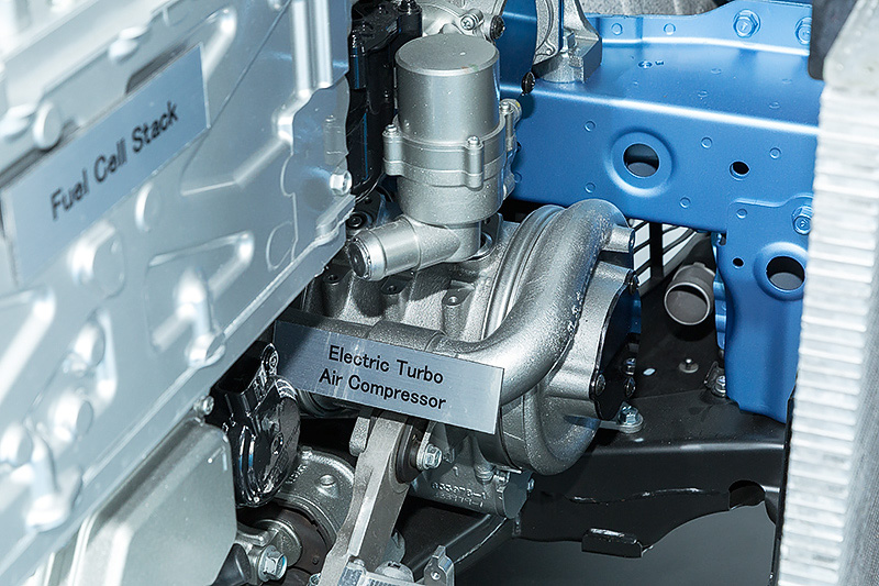 試乗会会場に展示されたクラリティ フューエル セルのカットモデル。ボンネットフード下にパワーコントロールユニット、FCスタック、FC昇圧コンバーターを設置。また、フロントシート下にリチウムイオンバッテリー配置したほか、トランク側に117L、リアシート下に24Lの容量を持つ水素タンクを搭載する。ボディフレームとサブフレームを組み合わせたストレート構造の新骨格プラットフォームは、強固なキャビンの実現とともにバッテリーや水素タンクを保護するための役割も持つ