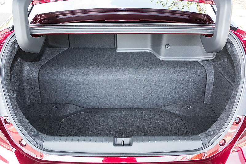 トランクは9.5型ゴルフバッグを3個積載できるスペースを用意
